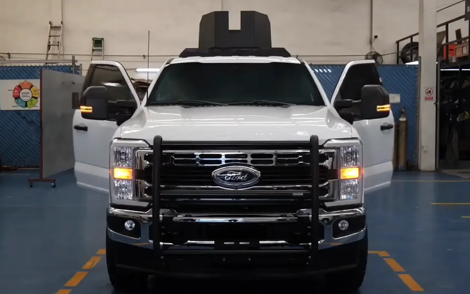 Pickup blindada en la planta de RGM Armor